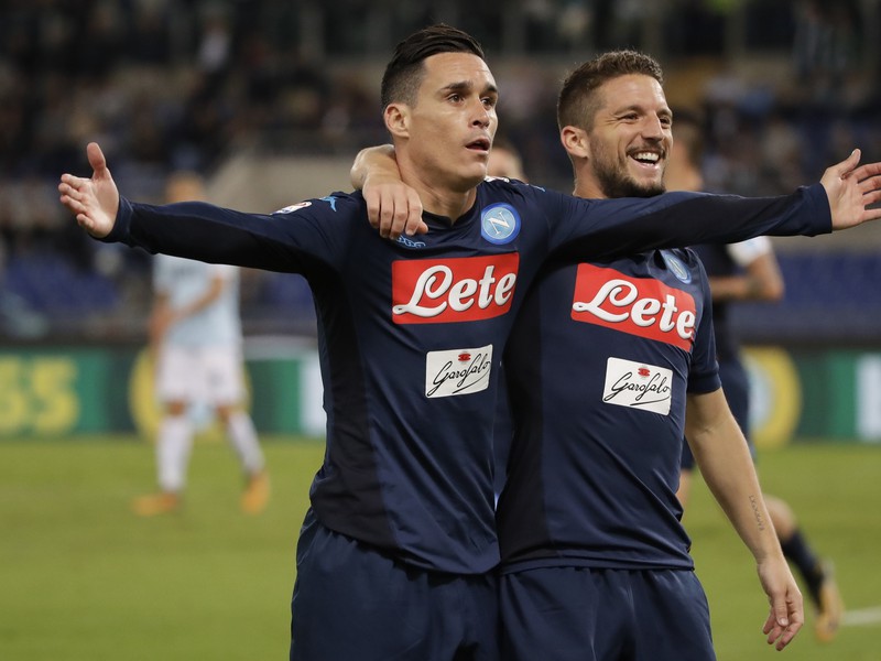 Jose Callejón a Dries Mertens oslavujú gól Neapolu