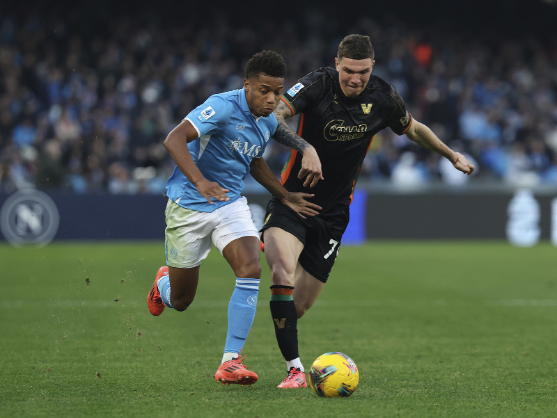 David Neres Campos a Franco Carboni v súboji