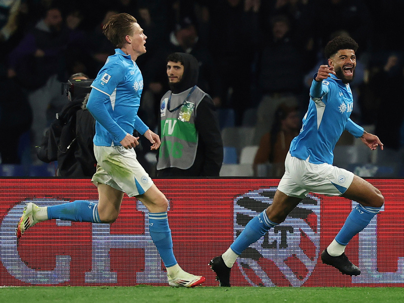 Philip Billing a Scott McTominay oslavujú gól Neapola