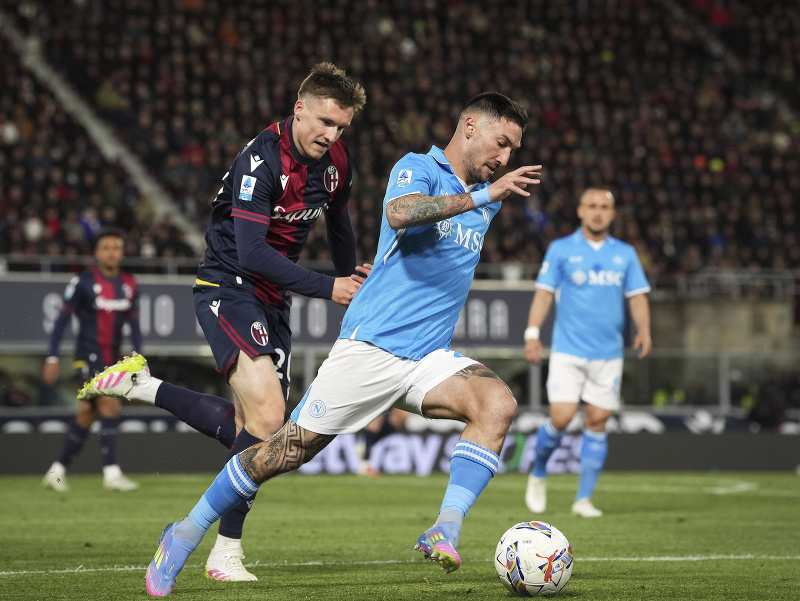 Hráč Neapola Matteo Politano (vpravo) a Michel Aebischer z Bologne v súboji o loptu, v pozadí vpravo slovenský futbalista Stanislav Lobotka 