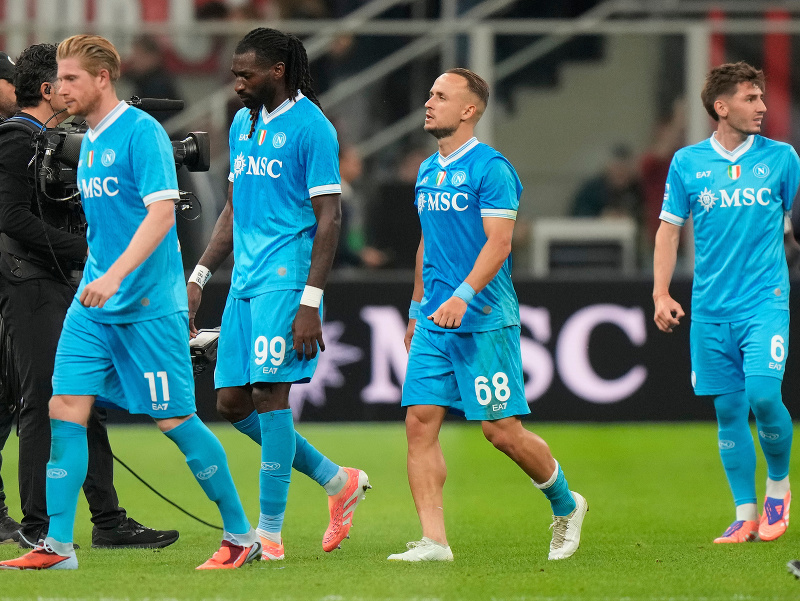 Zľava Kevin de Bruyne, Frank Anguissa, Stanislav Lobotka a Billy Gilmour 