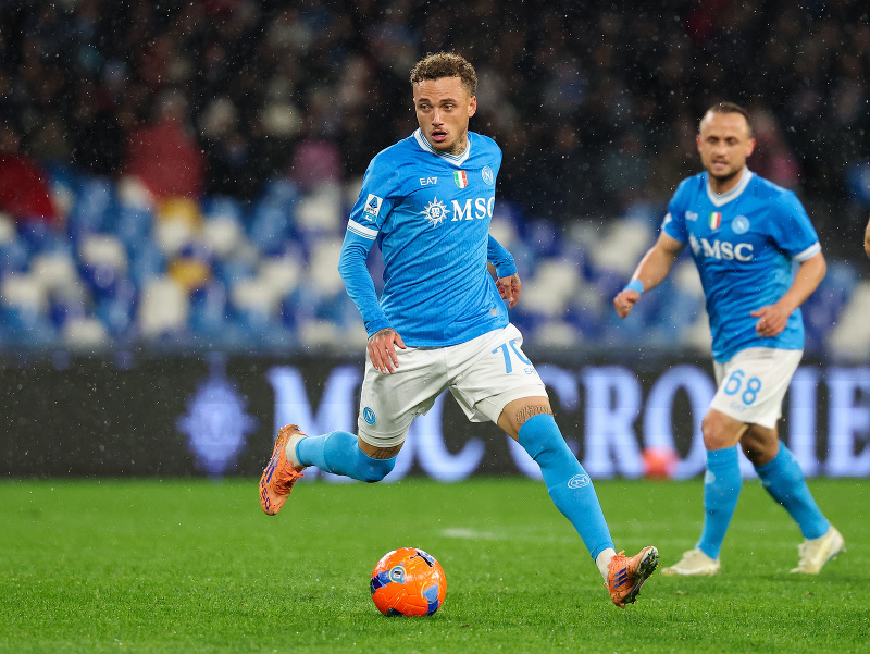 Futbalista Neapola Noa Lang (s loptou). Vzadu Stanislav Lobotka