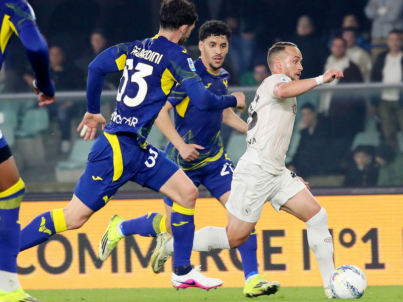 Stanislav Lobotka (v bielom)