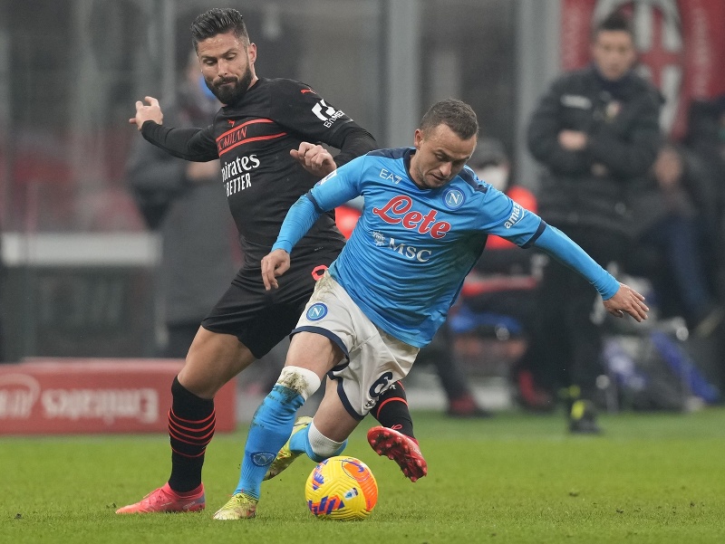 Slovenský futbalista v drese SSC Neapol Stanislav Lobotka (vpravo) a hráč AC Milána Olivier Giroud bojujú o loptu