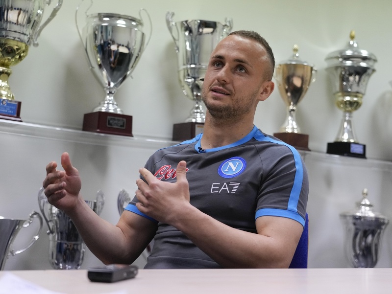 Na snímke slovenský stredopoliar talianskeho futbalového klubu SSC Neapol Stanislav Lobotka počas rozhovoru pre agentúru AP