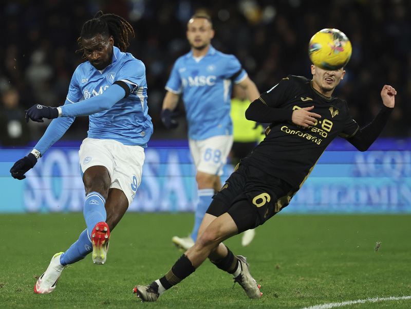 Strieľajúci Andre-Frank Zambo Anguissa z Neapolu a vzadu Stanislav Lobotka
