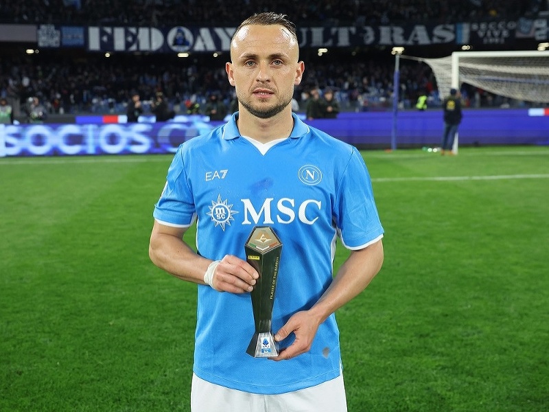 Slovenský futbalista Stanislav Lobotka s trofejou pre hráča zápasu Serie A