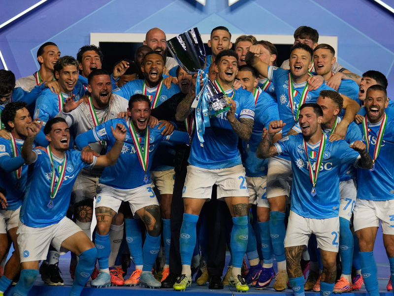 Futbalisti SSC Neapol oslavujú zisk Supercoppa Italiana 2025