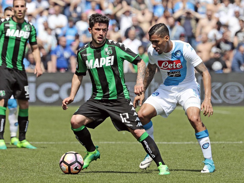 Stefano Sensi (vľavo) z US Sassuolo a Marques Allan z Neapola