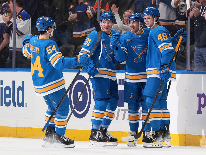 Hráči St. Louis Blues sa tešia z gólu 