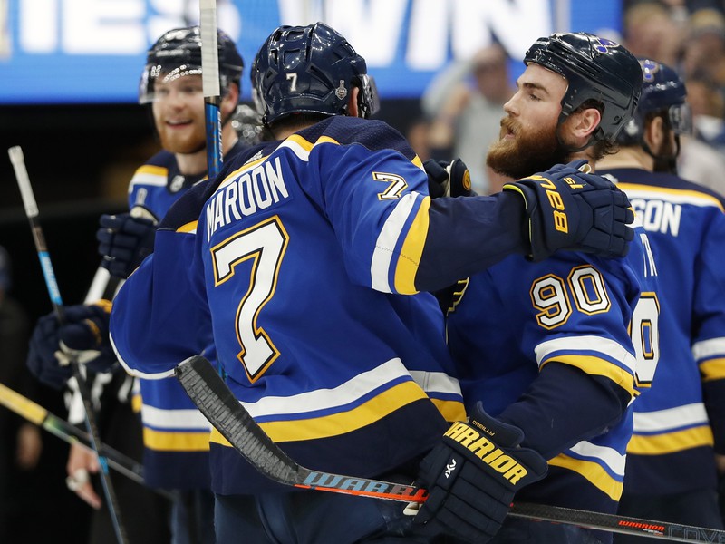 Hráči St. Louis Blues oslavujú gól