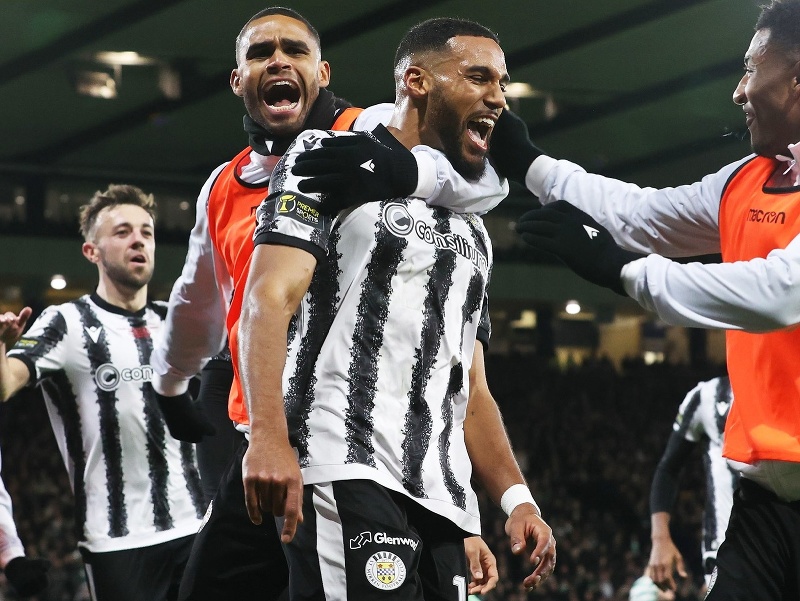 Hráči St Mirren FC oslavujú gól 