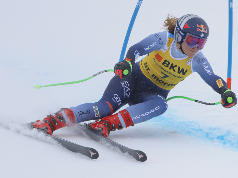 Na snímke talianska lyžiarka Sofia Goggiová na trati v super-G žien Svetového pohára v alpskom lyžovaní vo švajčiarskom stredisku St. Moritz 