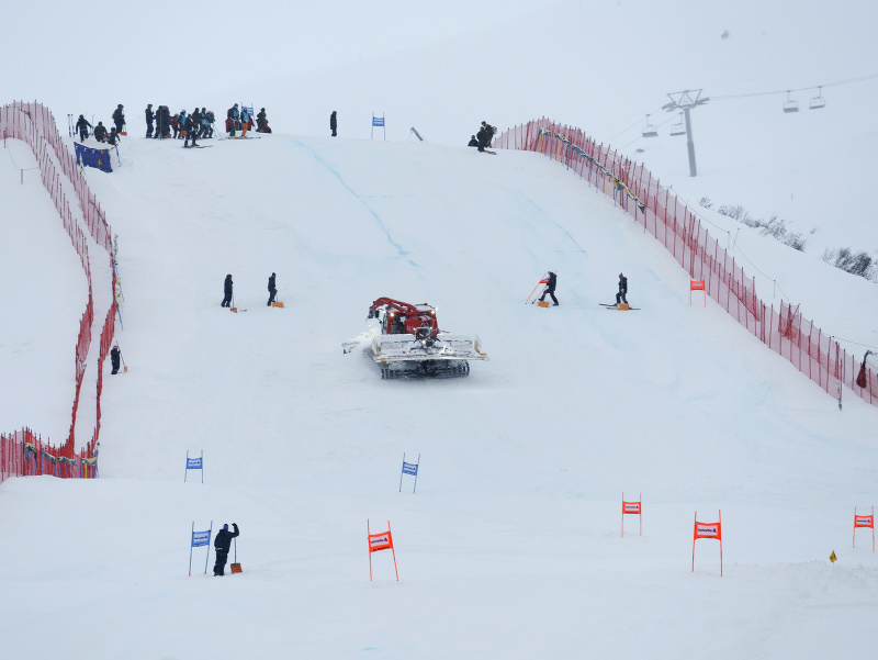 Personál sa snaží upraviť svah na trati pred pretekmi Svetového pohára alpských lyžiarok v super-G vo švajčiarskom St. Moritzi