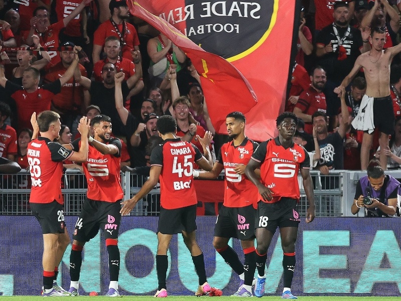 Ludovic Blas a futbalisti Rennes oslavujú gól