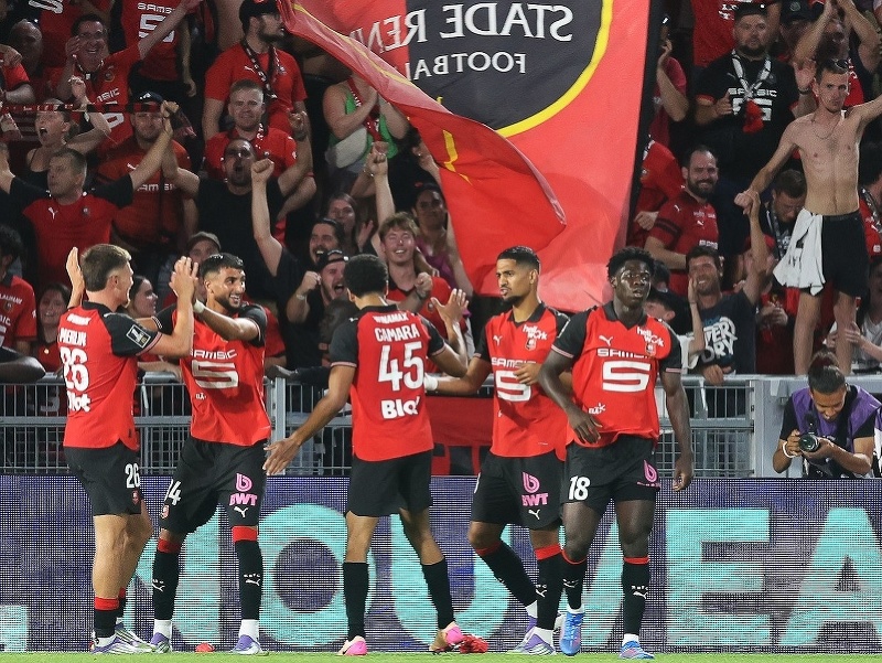 Ludovic Blas a futbalisti Rennes oslavujú gól