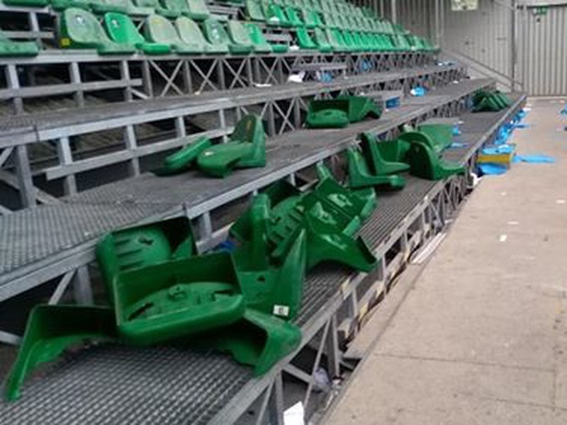 Spúšť po vandaloch v sektore hostí na štadióne MŠK Žilina 