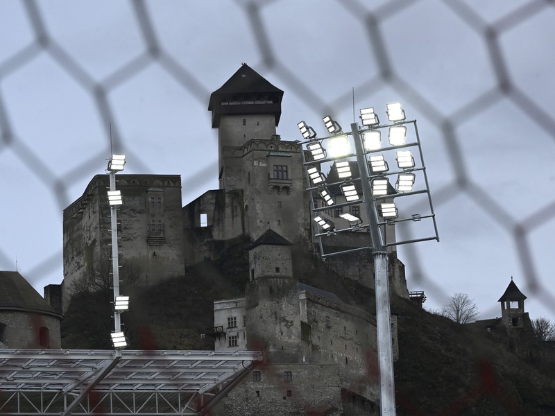 Na snímke pohľad na Trenčiansky hrad cez futbalovú sieť a osvetlenie
