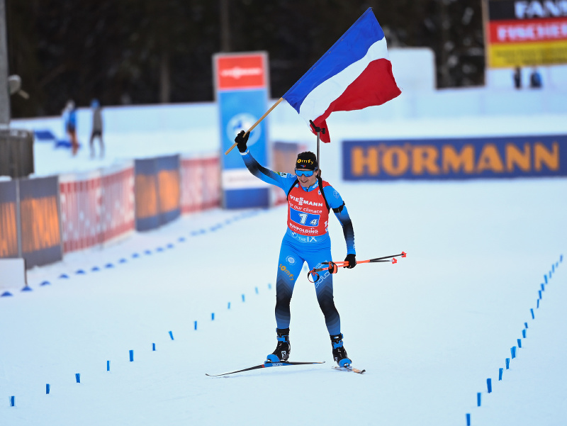 Francúzska biatlonistka Julia Simonová sa teší z víťazstva v ženskej štafete na 4x6 km v 6. kole Svetového pohára v biatlone 14. januára 2022 v nemeckom Ruhpoldingu