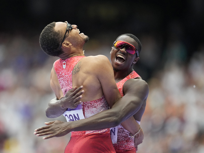 Aaron Brown (vpravo) a Andre de Grasse