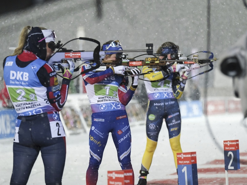 Na snímke vľavo nórska biatlonistka Ingrid Landmark Tandrevoldová strieľa na terčíky počas štafetových pretekov v Kontiolahti 