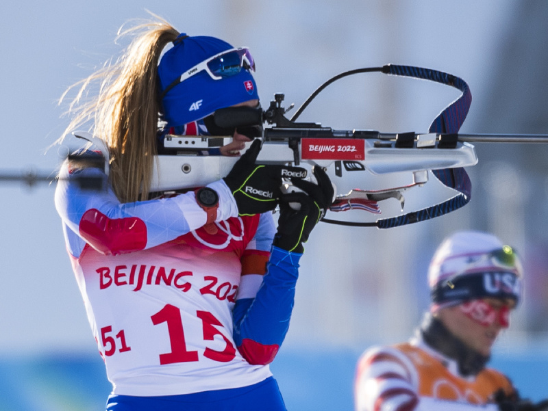 Na snímke slovenská biatlonistka Ivona Fialková strieľa počas pretekov mix štafety na zimných olympijských hrách ZOH 2022