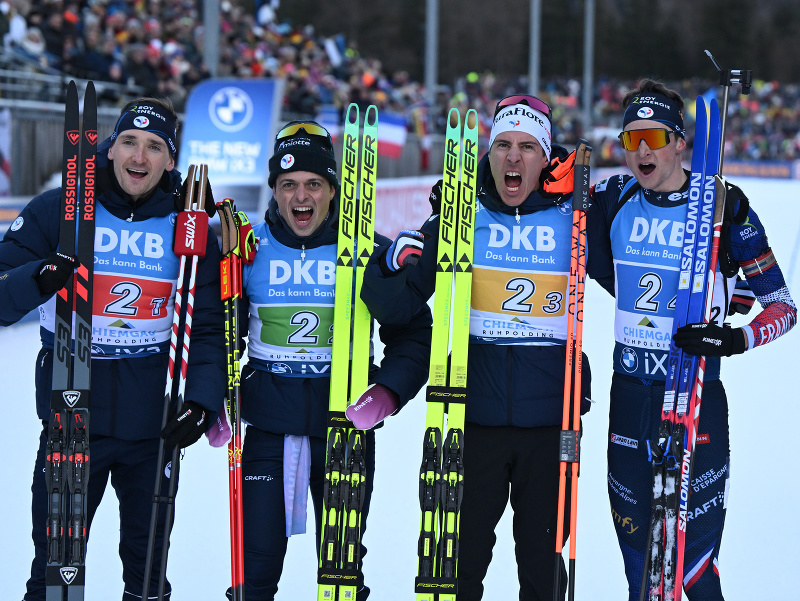Na snímke francúzski biatlonisti, zľava Fabien Claude, Oscar Lombardot, Quentin Fillon Maillet a Eric Perrot sa tešia z víťazstva v štafete mužov na 4x7,5 km v rámci 5. kola Svetového pohára v nemeckom Ruhpoldingu