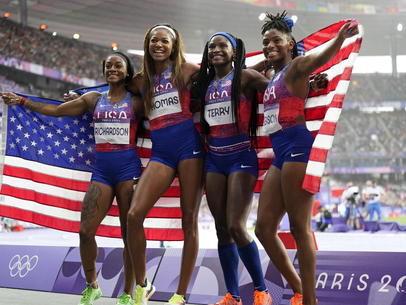 Američanky oslavujú triumf v štafete