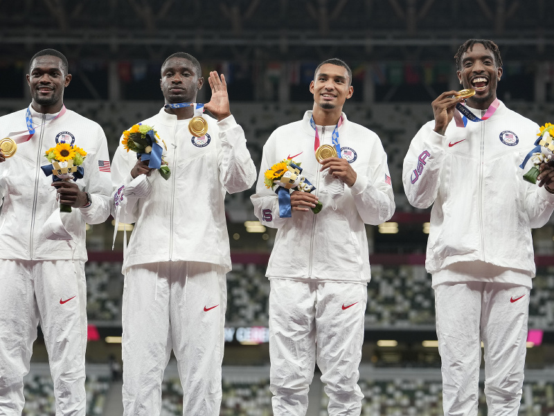 Reprezentanti USA pózujú so zlatými medailami po tom, ako triumfovali v atletickej štafete na 4 x 400 m