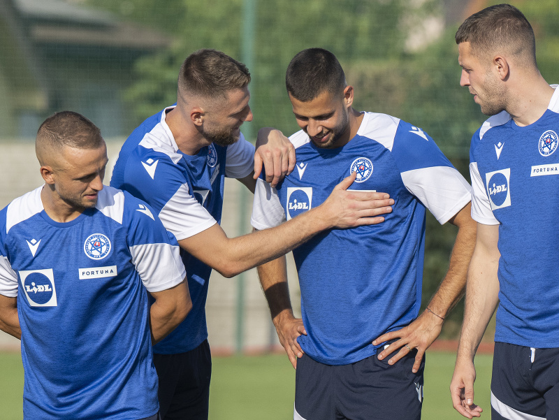 Na snímke slovenskí futbaloví reprezentanti - zľava Stanislav Lobotka, kapitán Milan Škriniar, Dávid Hancko a Denis Vavro počas tréningu