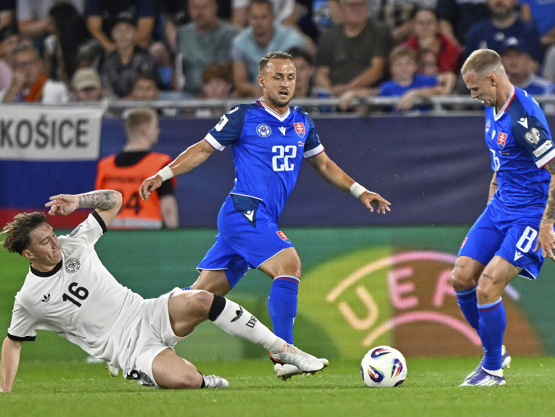 Ondrej Duda a Angelo Stiller v súboji, vzadu Stanislav Lobotka