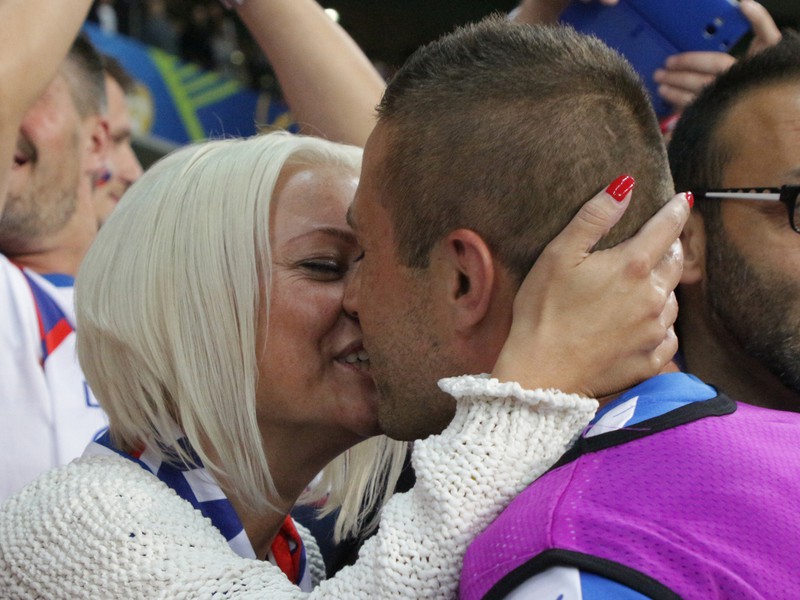 Futbalista slovenskej reprezentácie Stanislav Šesták s manželkou po skončení zápasu Slovensko - Rusko