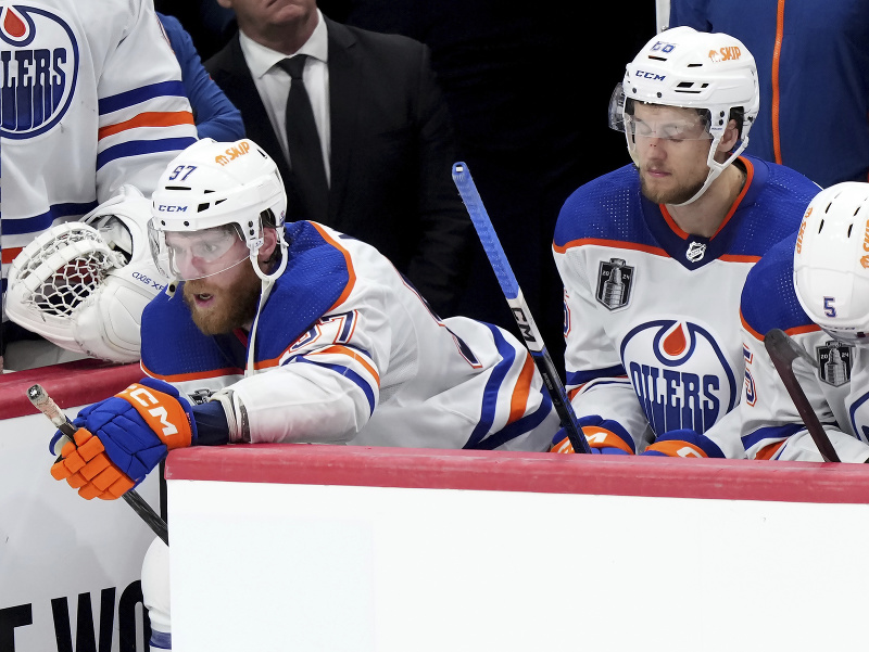 Sklamaní hráči Edmontonu Oilers, na snímke Connor McDavid, Philip Broberg a Cody Ceci 