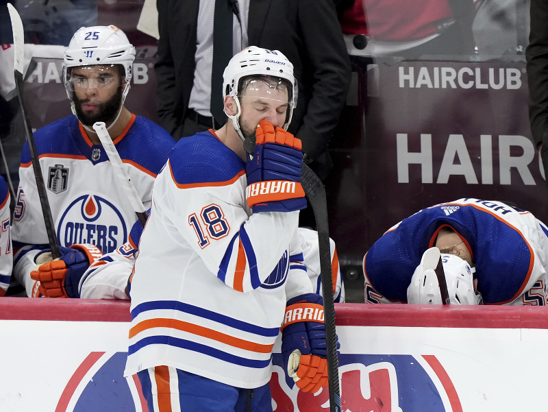 Sklamaní hráči Edmontonu Oilers, na snímke Zach Hyman, Darnell Nurse a Dylan Holloway