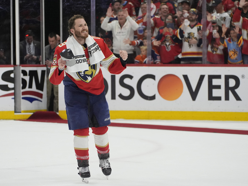 Hokejisti Floridy Panthers získali prvýkrát v histórii Stanleyho pohár. Na snímke útočník Matthew Tkachuk 