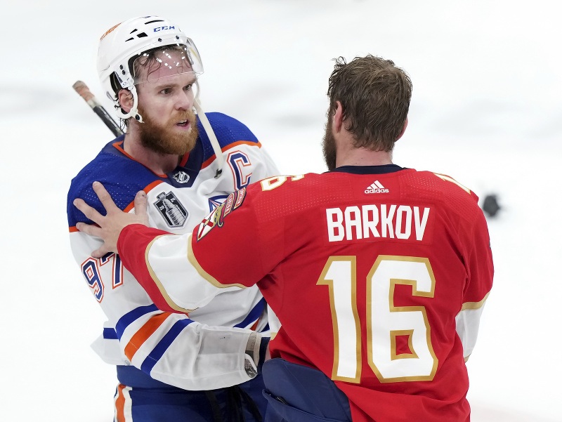 Hokejisti Floridy Panthers získali prvýkrát v histórii Stanleyho pohár. Na snímke kapitáni Connor McDavid a Aleksander Barkov 