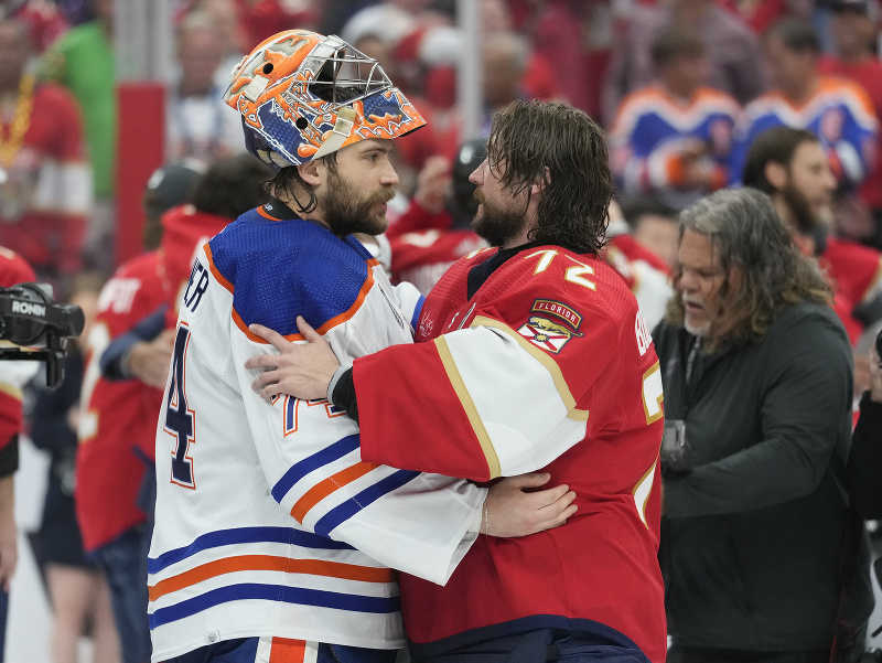 Na snímke brankár Edmontonu Stuart Skinner a gólman Floridy Sergej Bobrovskij po minuloročnom finále NHL