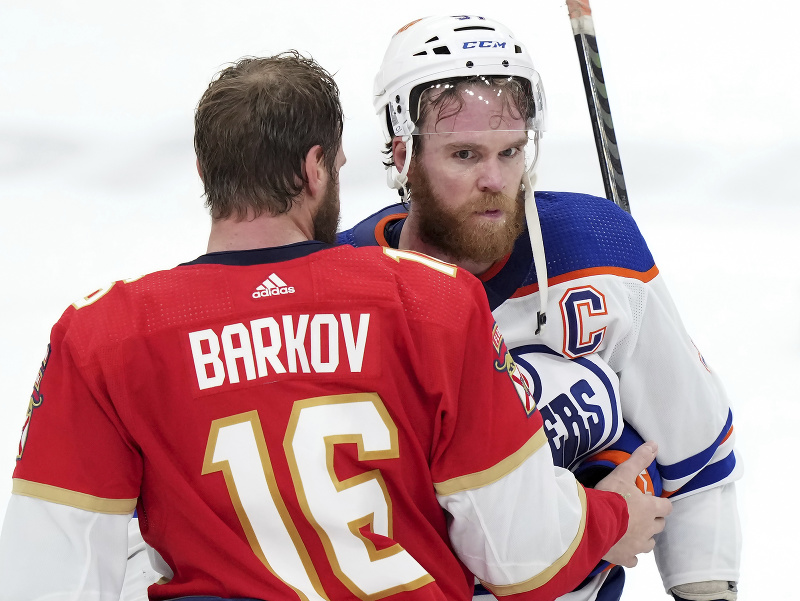 Hokejisti Floridy Panthers získali prvýkrát v histórii Stanleyho pohár. Na snímke kapitáni Connor McDavid a Aleksander Barkov 