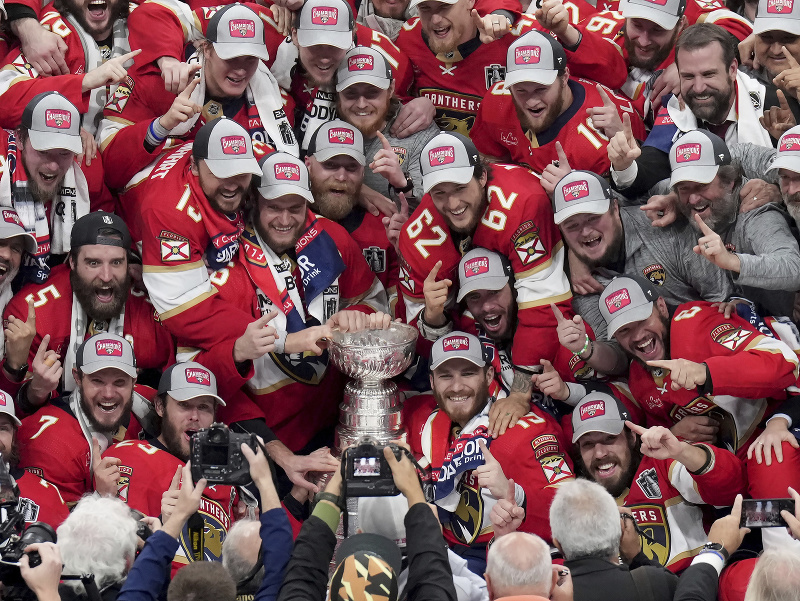 Hokejisti Floridy Panthers získali prvýkrát v histórii Stanleyho pohár.