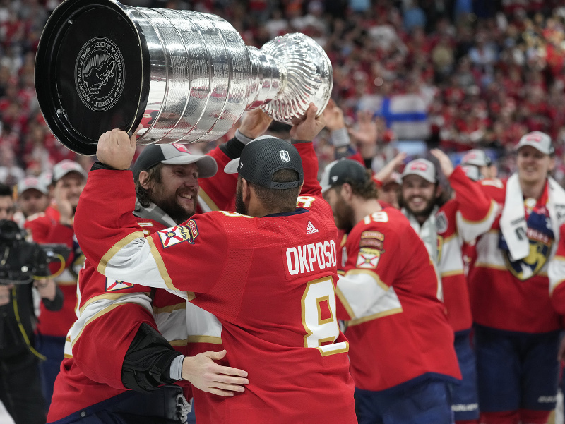 Hokejisti Floridy Panthers získali prvýkrát v histórii Stanleyho pohár.