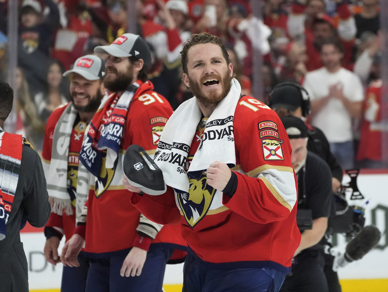 Hokejisti Floridy Panthers získali prvýkrát v histórii Stanleyho pohár. Na snímke útočník Matthew Tkachuk 