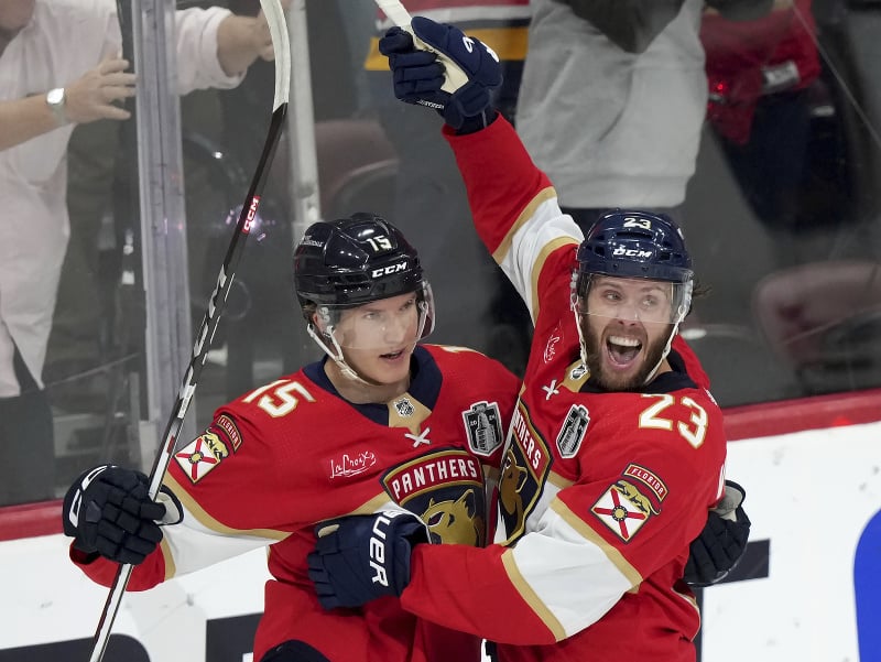 Hokejisti Floridy Panthers Carter Verhaeghe a Anton Lundell oslavujú gól