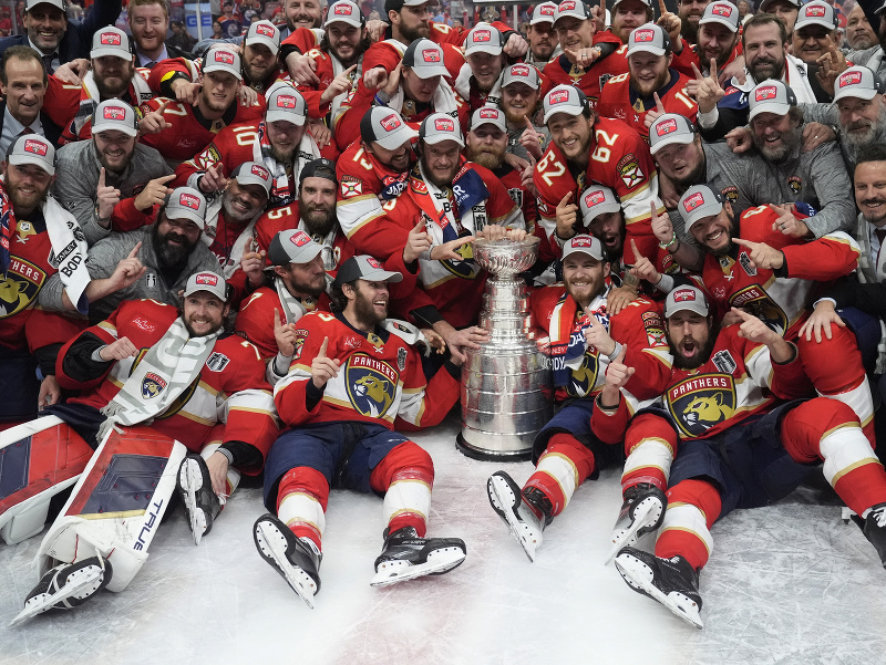 Hokejisti Floridy Panthers získali prvýkrát v histórii Stanleyho pohár.
