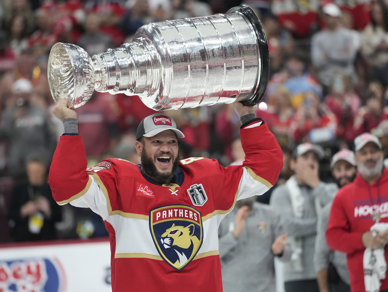 Hokejisti Floridy Panthers získali prvýkrát v histórii Stanleyho pohár. Na snímke útočník Kyle Okposo
