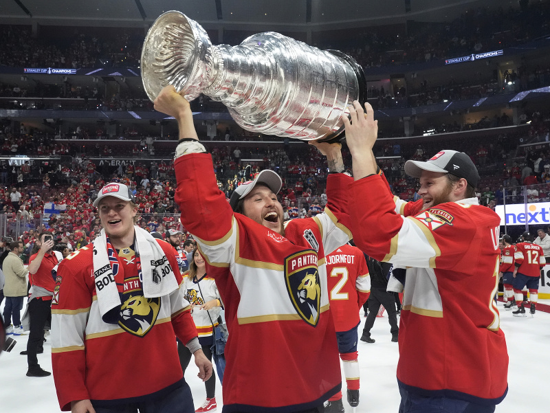 Hokejisti Floridy Panthers získali prvýkrát v histórii Stanleyho pohár. Na snímke Brandon Montour