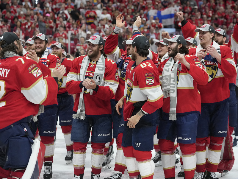 Hokejisti Floridy Panthers získali prvýkrát v histórii Stanleyho pohár.
