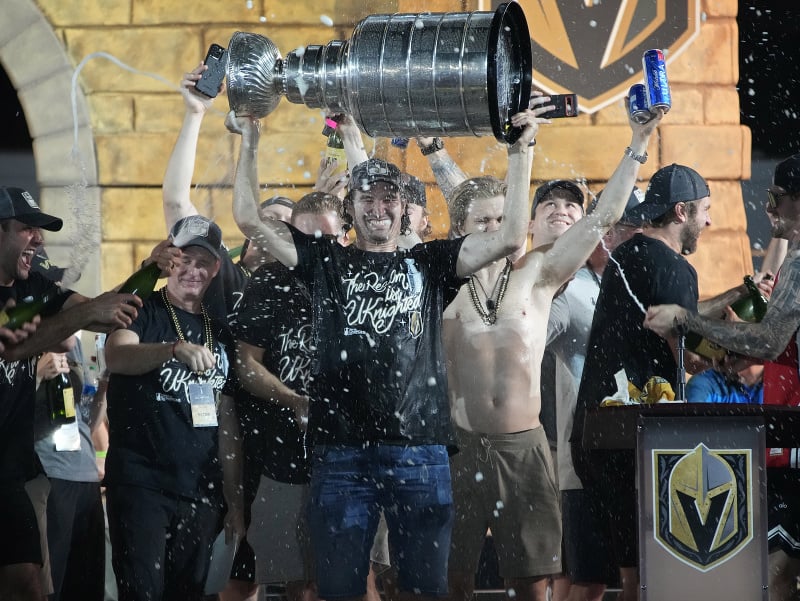 Kapitán Vegasu Mark Stone dvíha nad hlavu Stanleyho pohár pred fanúšikmi počas osláv po víťazstve v NHL v Las Vegas