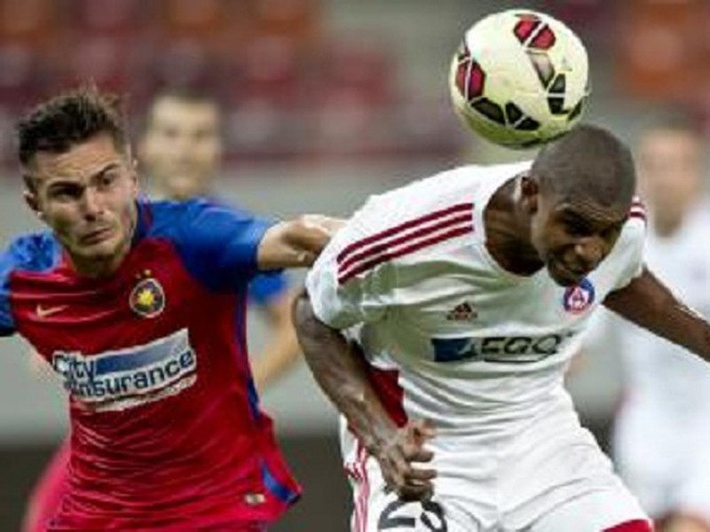 Na snímke vpravo Wesley (Trenčín) dáva hlavou gól nas 3:2 pre Trenčín a vľavo Arin Dorinel Tosca (Steaua)