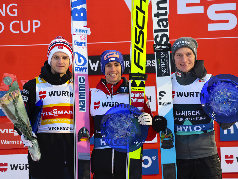 Rakúsky skokan na lyžiach Stefan Kraft (uprostred) triumfoval v nedeľných letoch vo Vikersunde 19. marca 2023. Druhý skončil Nór Halvor Egner Granerud (vľavo) a tretí Slovinec Anže Lanišek (vpravo).