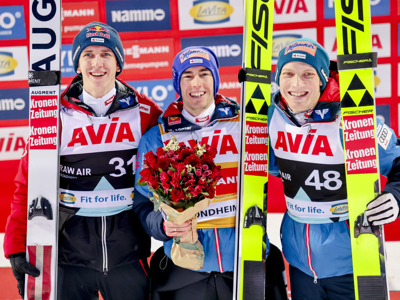 Traja najlepší rakúski skokani Stefan Kraft (v strede), Daniel Tschofenig (vľavo) a Jan Hoerl (vpravo)